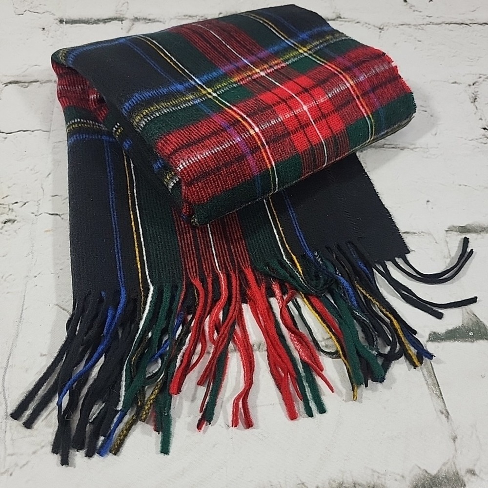 V FRAAS Red Black Green Tartan Plaid Scarf Neck Wrap Soft Cozy Fringe